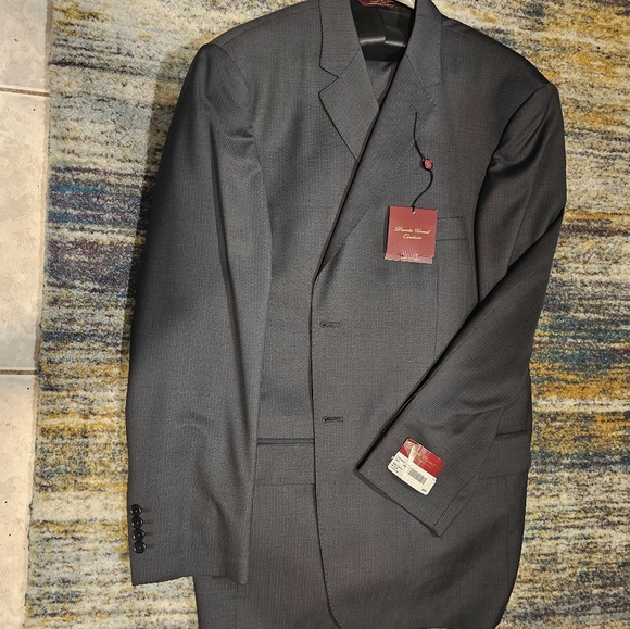 Men's Suit - Picture 1 of 6